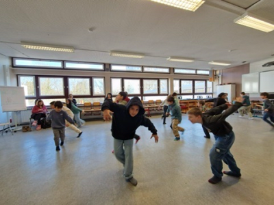 umherlaufende SchülerInnen bei der Probe (c) Widera